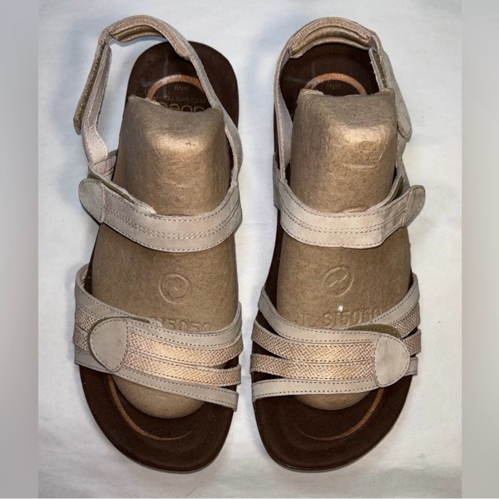 Abeo Women's Size 9 Leather Sandals With Supportive Cushioned Contoured Footbed.